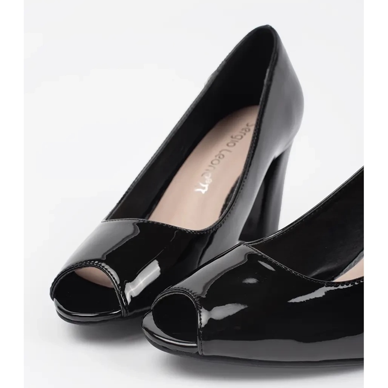 Lackierte schwarze Pumpen auf dem Sergio Leone Post 1