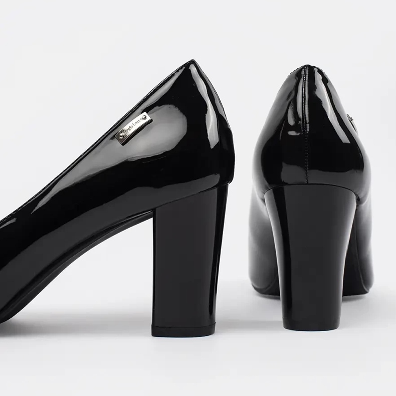 Lackierte schwarze Pumpen auf dem Sergio Leone Post 2