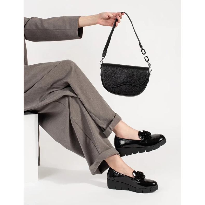 Goodin Schwarze Keilmokasins mit einer Verzierung 1