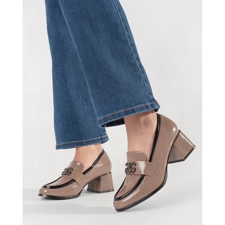 Taupe High Heels mit einer Verzierung beige 1