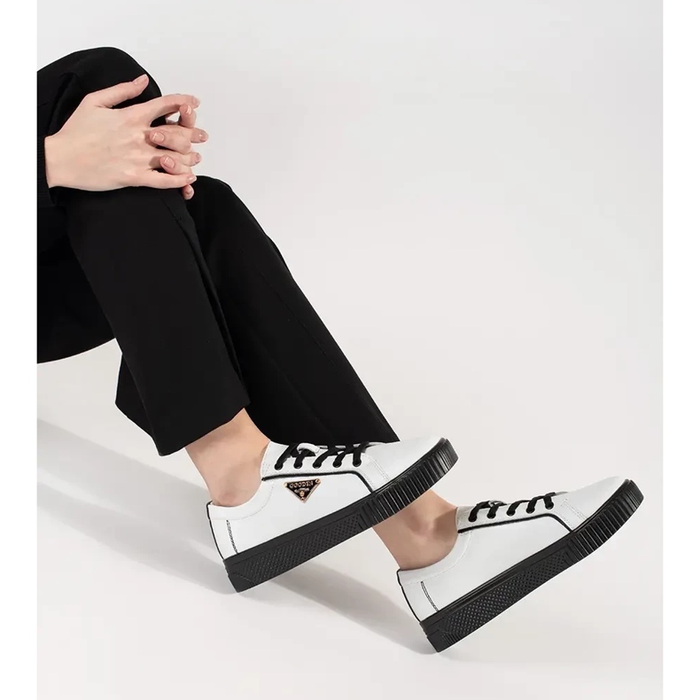 Goodin Leder weiß und schwarze Turnschuhe auf einer dicken Sohle 1