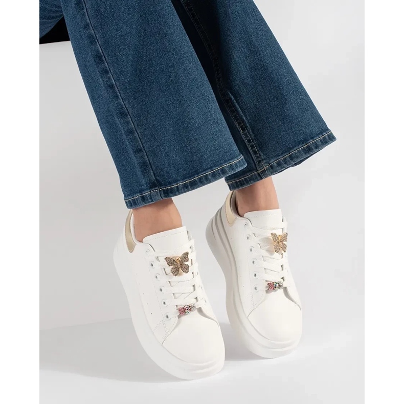 Weiße Turnschuhe auf der Plattform mit Pin 2