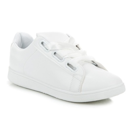 Weiße Turnschuhe mit einem Band 1