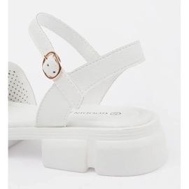 Goodin Weiße offene Frauensandalen auf der Plattform mit einer Verzierung 1