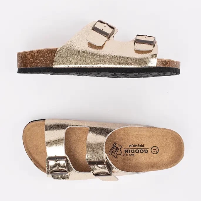 Goodin Goldene Metallic Flip Flops auf einer flachen Sohle 1