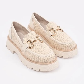 Goodin Beige -Laiefers auf der Plattform mit einer goldenen Kette 1