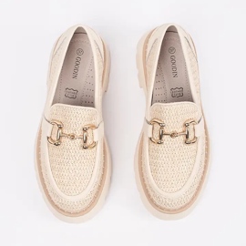 Goodin Beige -Laiefers auf der Plattform mit einer goldenen Kette 4
