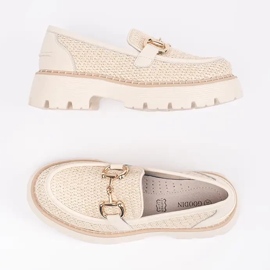 Goodin Beige -Laiefers auf der Plattform mit einer goldenen Kette 5