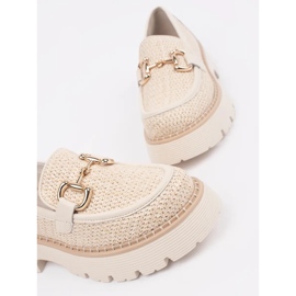 Goodin Beige -Laiefers auf der Plattform mit einer goldenen Kette 2