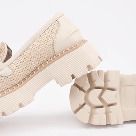Goodin Beige -Laiefers auf der Plattform mit einer goldenen Kette 3