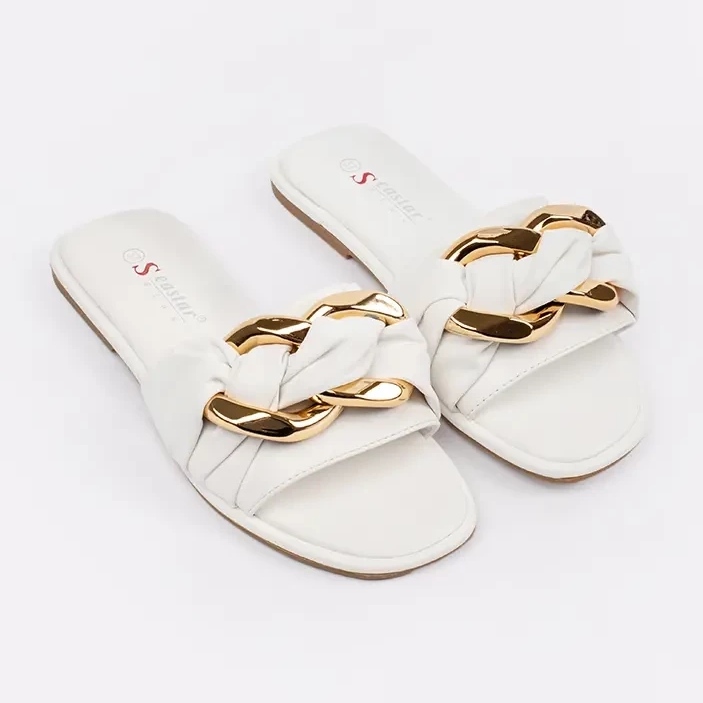Flache weiße Flip -Flops von Frauen mit einer goldenen Dekoration 1