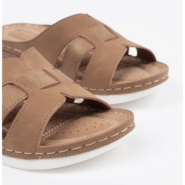 Bequeme Hausschuhe auf niedrigen beige Keilen 1