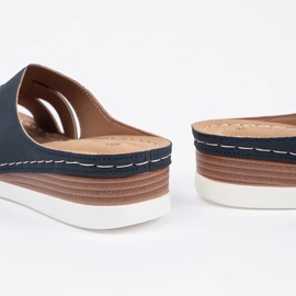 Bequeme Hausschuhe auf niedrigen blauen Keilen 1