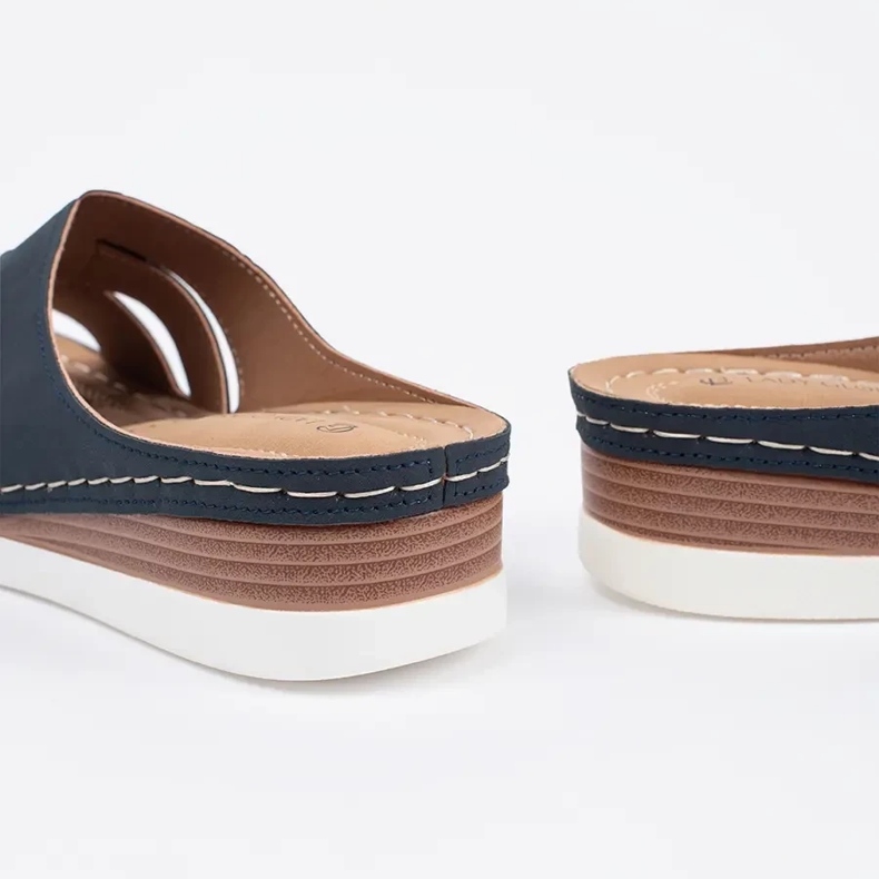 Bequeme Hausschuhe auf niedrigen blauen Keilen 1