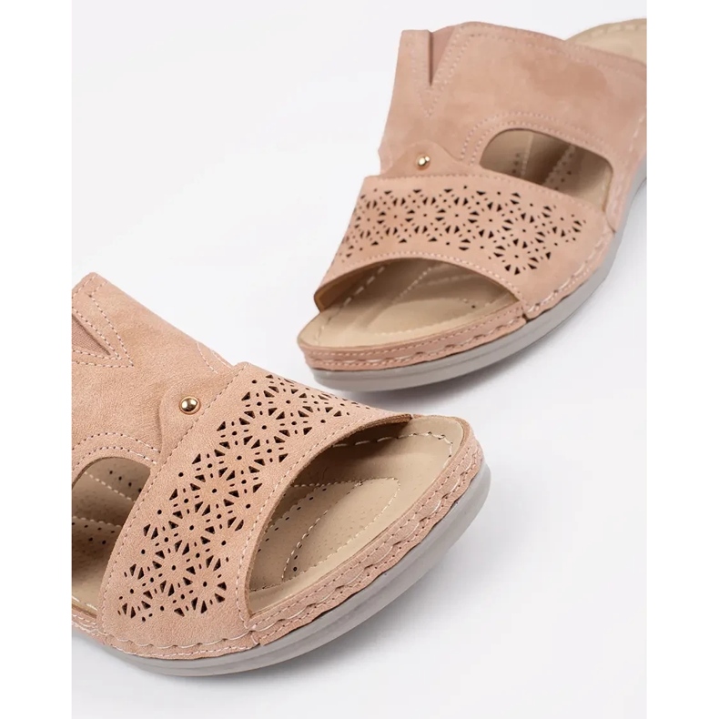 Hausschuhe auf einem niedrigen Keilpulver rosa 1