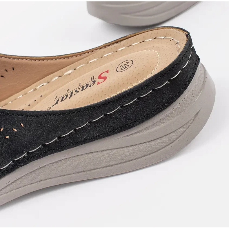 Pantoffeln für schwarze Frauen auf einer dicken Sohle 1