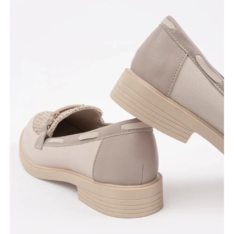 Goodin Leichte beige Slipper mit einem mit einer Kette dekorierten Ledereinsatz 1