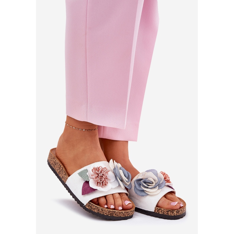 Frauenflip flops mit Blumen auf einer Korkplattform weiß 1