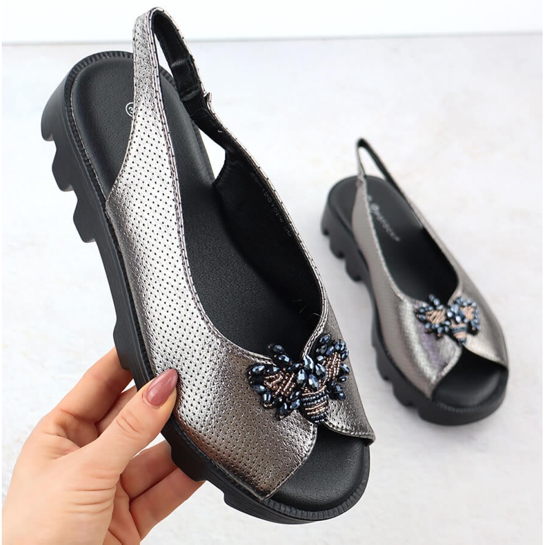 Potocki Frauensandalen auf der Plattform perforiert metallische Silbertocki SZ12610 1