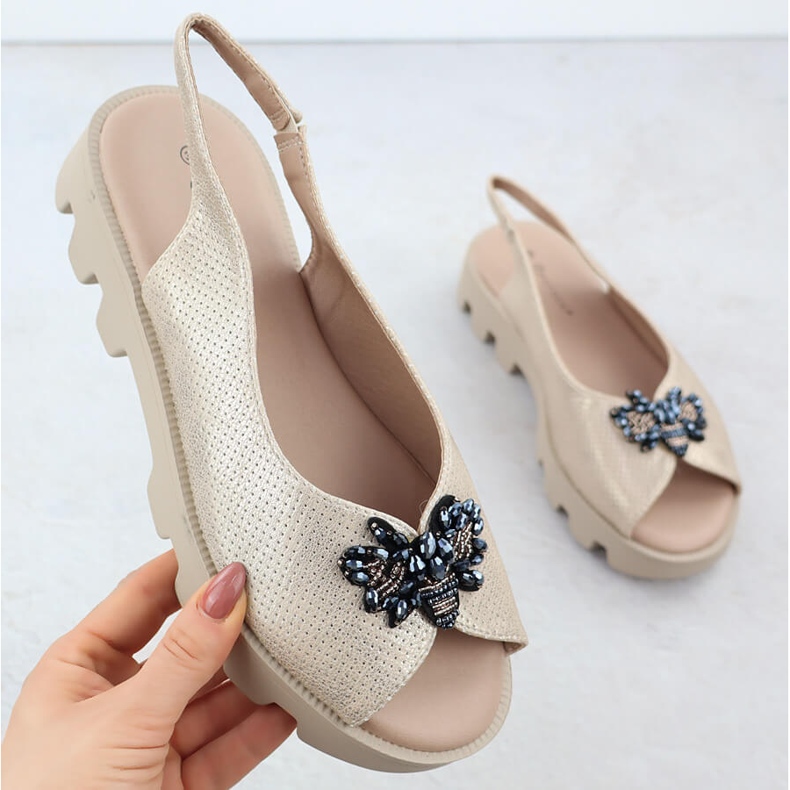 Frauensandalen auf der Plattform perforiert metallische goldene Potocki SZ12610 1