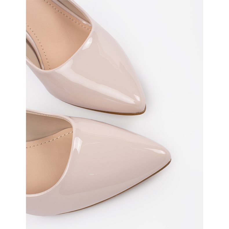 Goodin Beige lackierte Pumps an der Säule 2