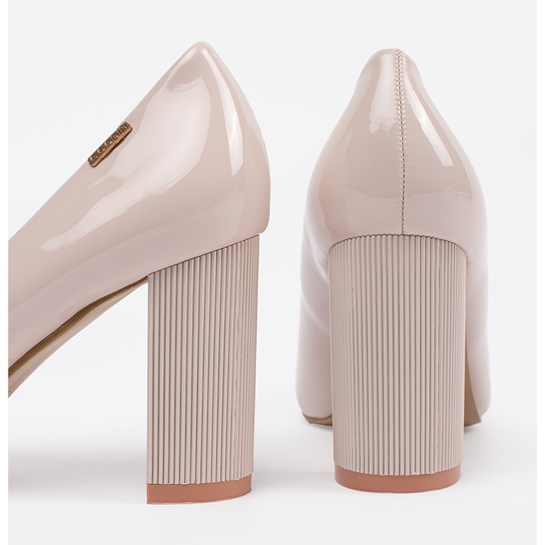 Goodin Beige lackierte Pumps an der Säule 1
