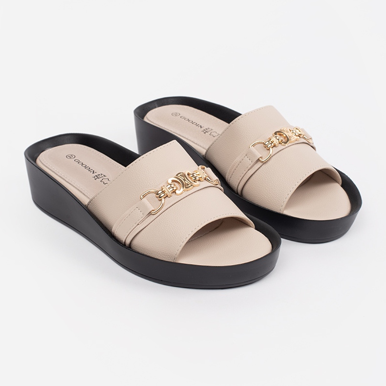 Goodin Beige Frauenklappen mit einer Kette 1