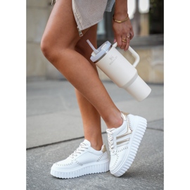 Frauen -Turnschuhe auf der Goldplattform golden 2