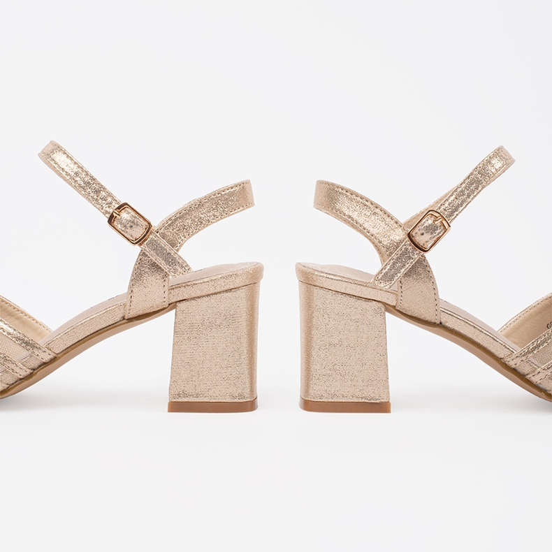 Goodin Goldglänzende Sandalen am Pfosten golden 1