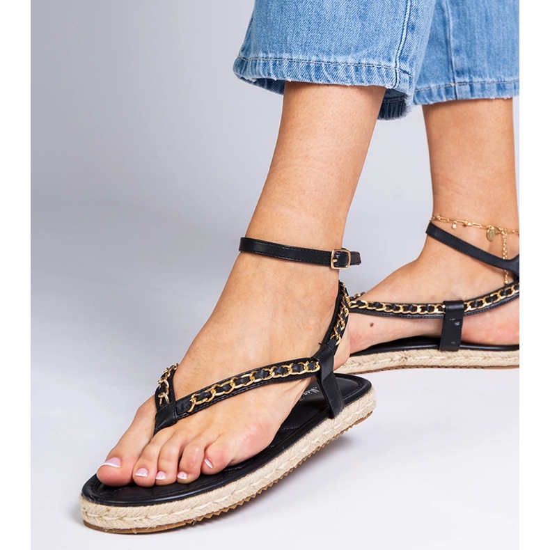 Schwarze Sandalen mit einer Kette dekoriert 1