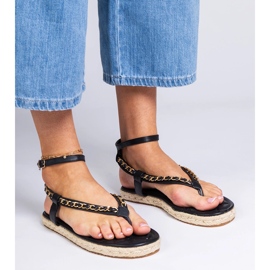 Schwarze Sandalen mit einer Kette dekoriert 2