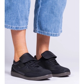 Schwarze Turnschuhe mit niedrigem Schnüre 1