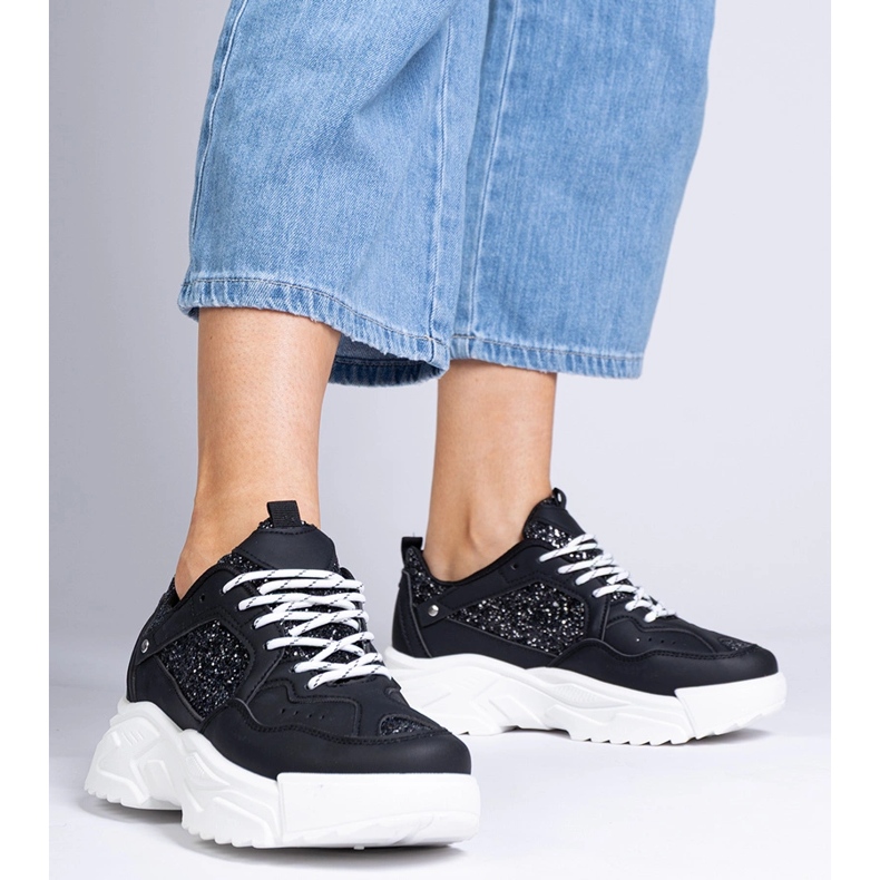 Schwarze Frauen -Turnschuhe mit Glitzereinsätzen 1