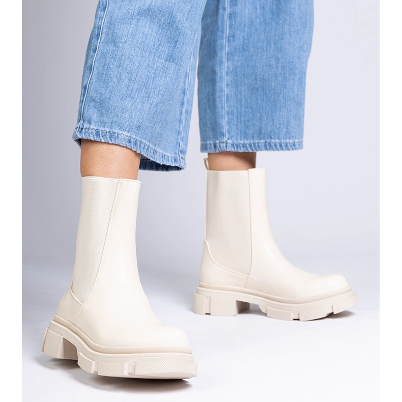 Beigefarbene Stiefeletten mit flexiblem Obermaterial 1