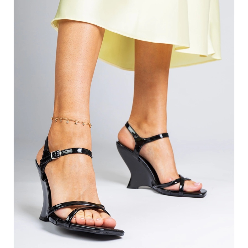 Schwarz lackierte Frauenkeilsandalen 1