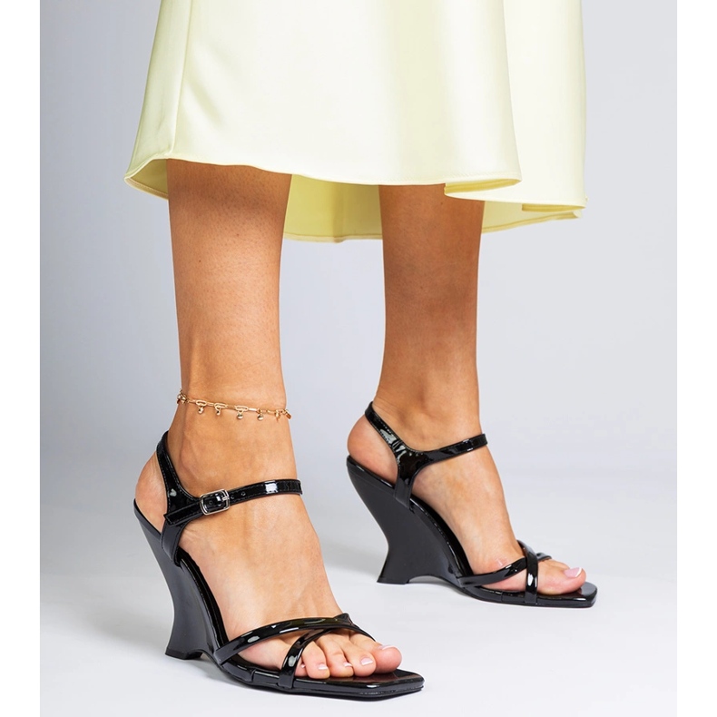 Schwarz lackierte Frauenkeilsandalen 2