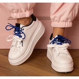 Weiße Sport -Turnschuhe auf der Plattform 1