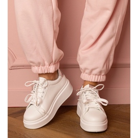 Weiß- und Silbersport -Turnschuhe auf der Plattform 1