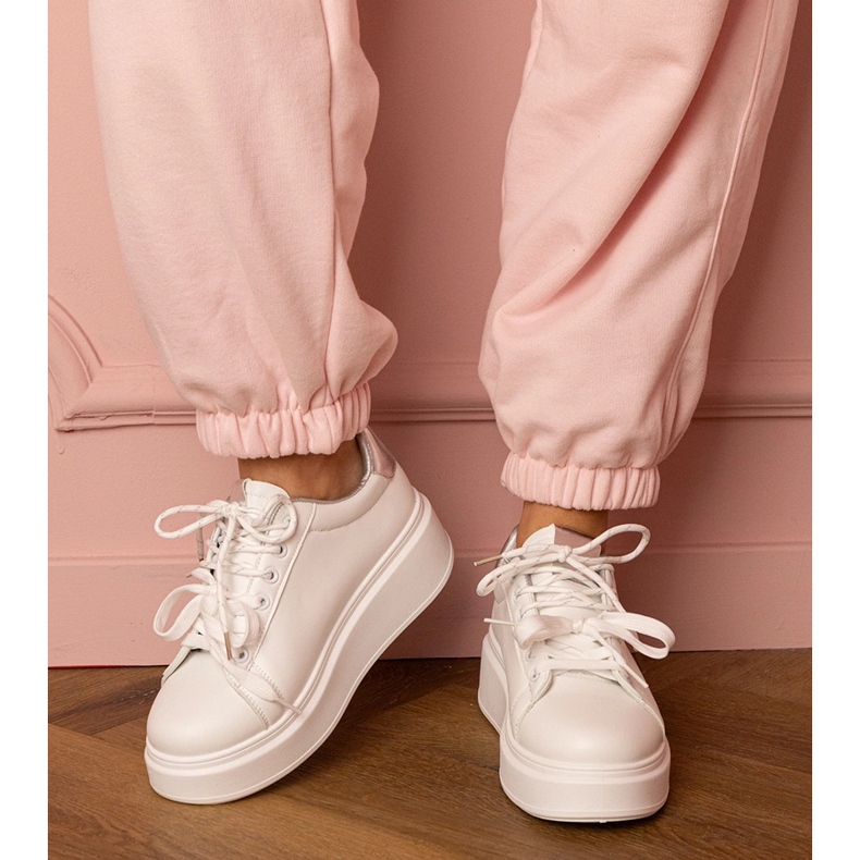 Weiß- und Silbersport -Turnschuhe auf der Plattform 1