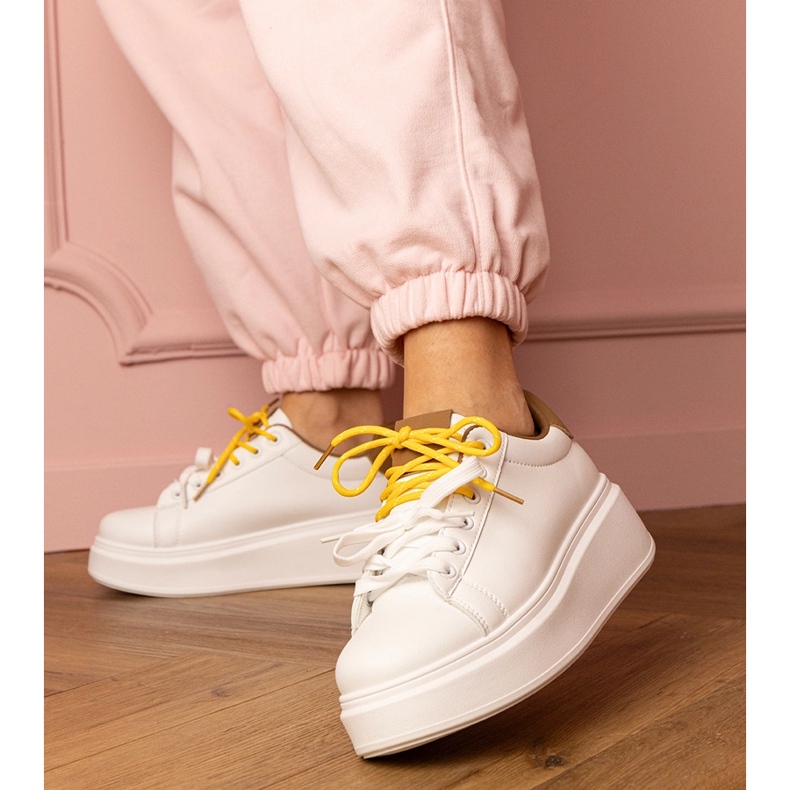 Weißbraune Sport-Turnschuhe auf der Plattform 1