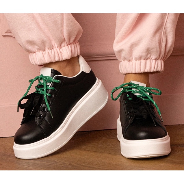 Schwarze Sport -Turnschuhe auf der Plattform 1