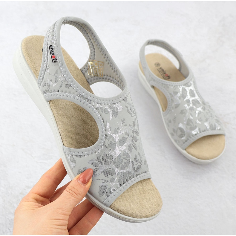Frauensandalen auf einem Ausschlag flexibel mit Blumen grau Unisoft 7196 1