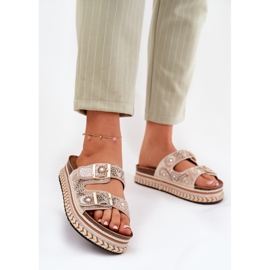 Hausschuhe mit Dekoration und Schnallen auf der goldenen Plattform 2