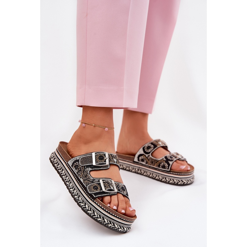 Hausschuhe mit Dekoration und Schnallen auf der schwarzen Plattform 2