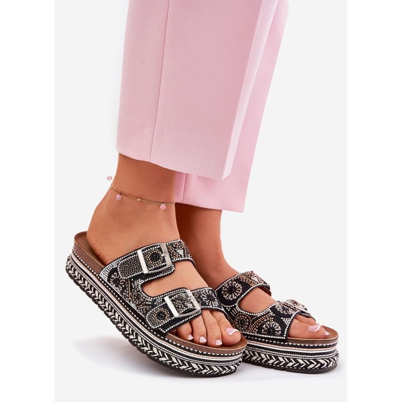 Hausschuhe mit Dekoration und Schnallen auf der schwarzen Plattform 1