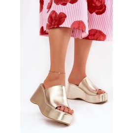 Öko -Leder -Frauen -Pantoffeln auf der Plattform und goldenen Keilen 2