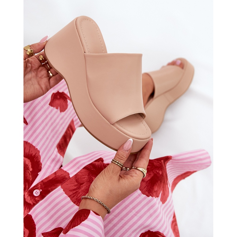 Öko -Leder -Frauen -Pantoffeln auf der Plattform und beige Keilen 1