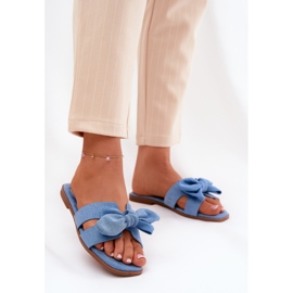Flat -Frauen -Flip -Flops mit einem blauen Bogen 2
