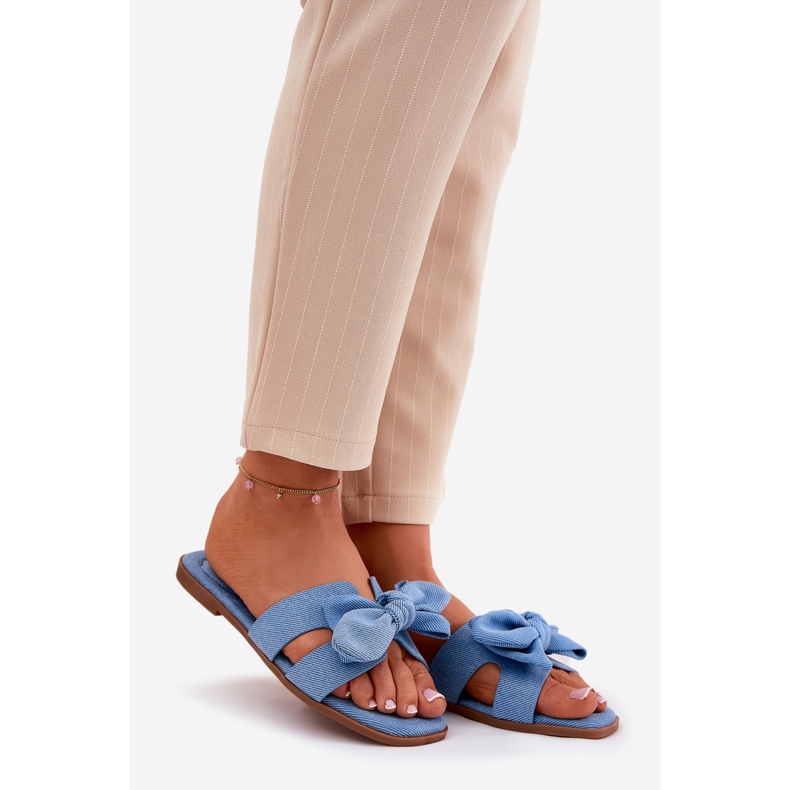 Flat -Frauen -Flip -Flops mit einem blauen Bogen 1