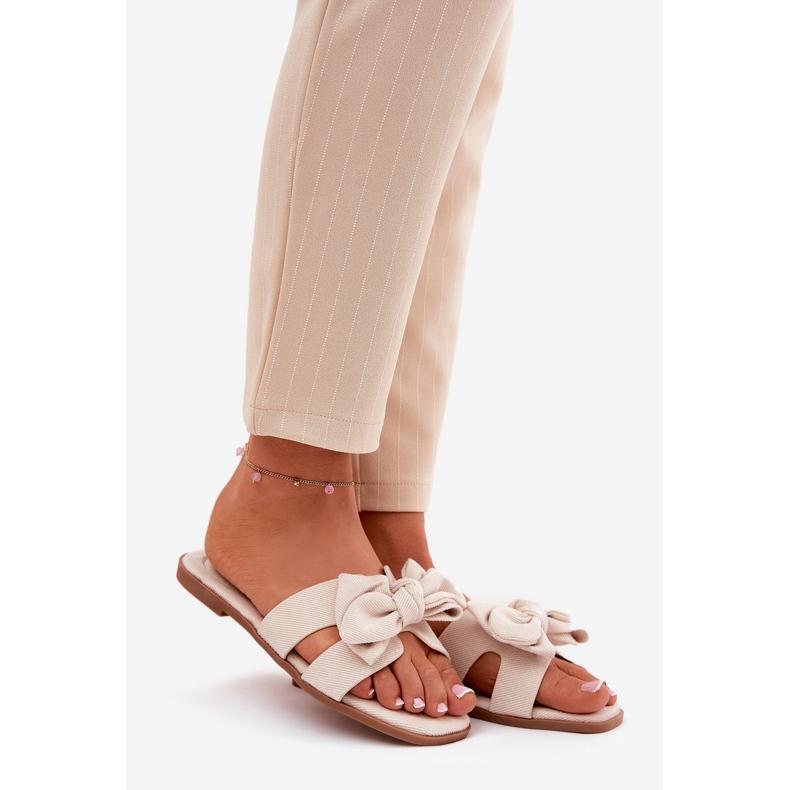 Flat -Frauen -Flip -Flops mit einem Bogen Beige 1